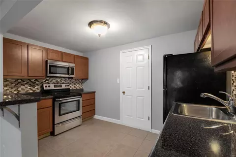 Kitchen - 1911 Rustic Oak Rd, Chesterfield, MO 63017 photo 4 of 4