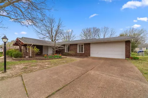 768 Coach Light Ln, Hazelwood, MO 63042