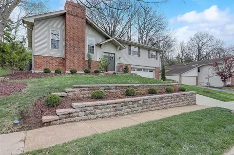 276 Glandore Dr, Ballwin, MO 63021