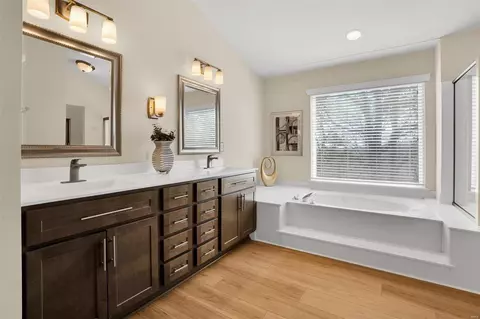 Bath - 626 Legends Bluffs Ct, Eureka, MO 63025 photo 2 of 4
