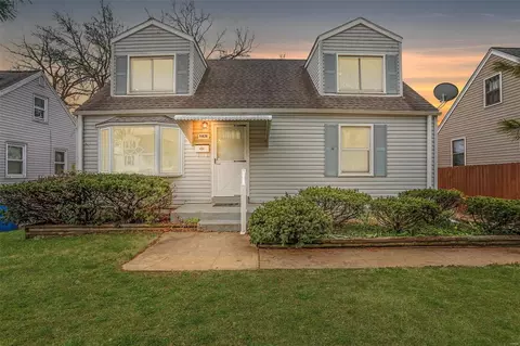 9826 Iveland Dr, Saint Louis, MO 63114