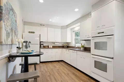 Kitchen - 4 Glen Abbey Dr, Frontenac, MO 63131 photo 1 of 3