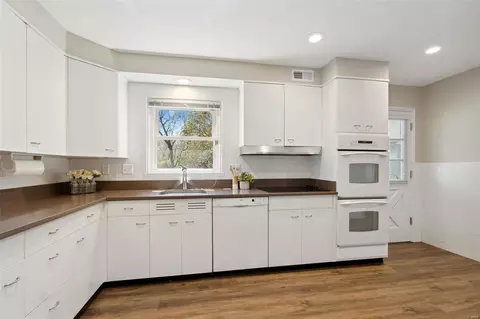 Kitchen - 4 Glen Abbey Dr, Frontenac, MO 63131 photo 2 of 3