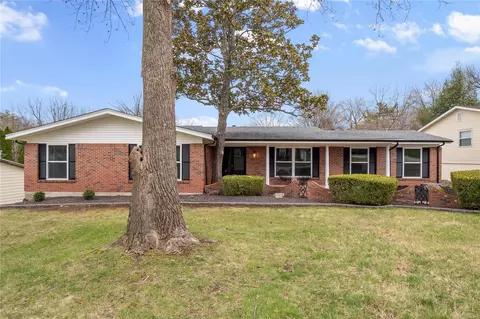 918 Fernview Dr, Creve Coeur, MO 63141