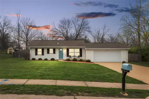 905 Center Ct, Ballwin, MO 63011