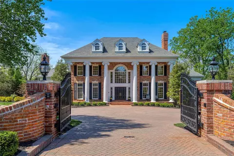 2307 N Geyer Rd, Saint Louis, MO 63131