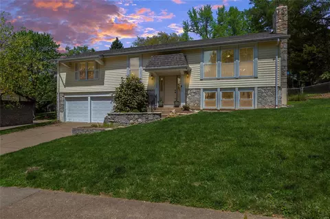 13225 Fairoyal Dr, Des Peres, MO 63131