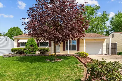 2868 Laurel View Ln, Maryland Heights, MO 63043