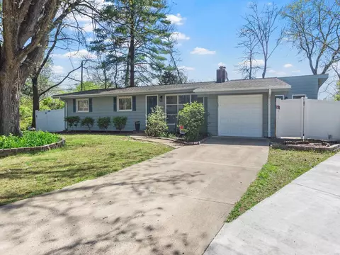 901 Nana Ln, Des Peres, MO 63131