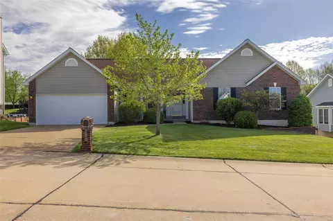 850 Emerald Pl, Saint Charles, MO 63304