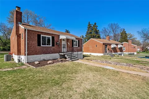 8871 Granada Pl, Saint Louis, MO 63136