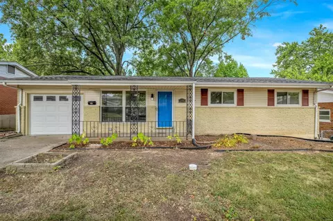 2437 Pinehurst Dr, Saint Louis, MO 63114