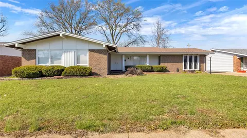 4065 Helmkampf Dr, Florissant, MO 63033