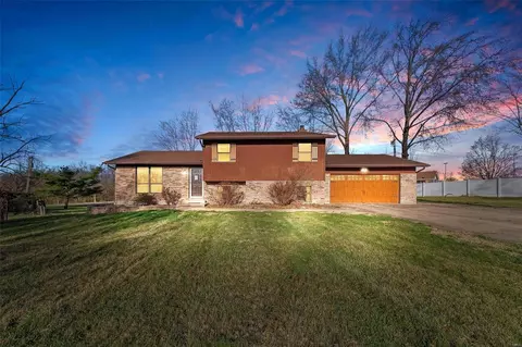 710 Crestview Dr, O'fallon, MO 63366