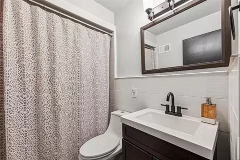 Bath - 1130 Shadowfaire Ct, Ballwin, MO 63021 photo 1 of 3
