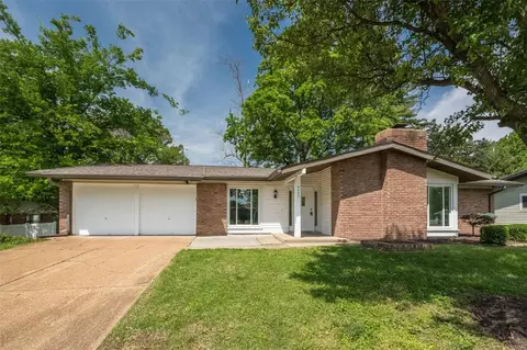 9435 Crestwood Manor Dr, Saint Louis, MO 63126