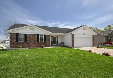 3328 Silvertrail Dr, Saint Charles, MO 63301