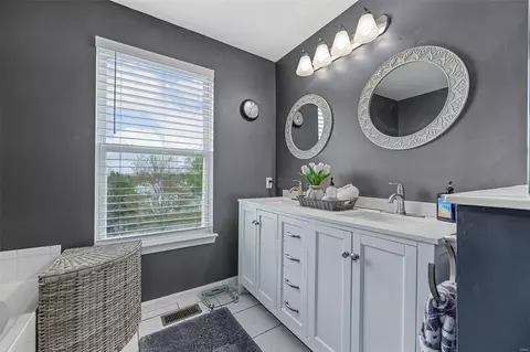 Bath - 16825 Hickory Crest Dr, Wildwood, MO 63011 photo 4 of 6