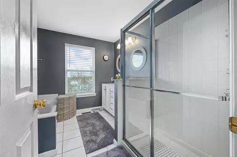Bath - 16825 Hickory Crest Dr, Wildwood, MO 63011 photo 2 of 6