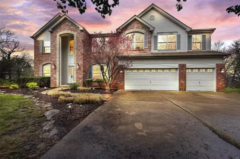 9905 Kimker Ln, Saint Louis, MO 63127