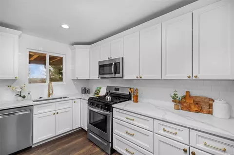 Kitchen - 577 Bridgebend Rd, Manchester, MO 63021 photo 5 of 8