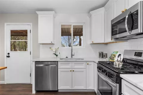 Kitchen - 577 Bridgebend Rd, Manchester, MO 63021 photo 6 of 8