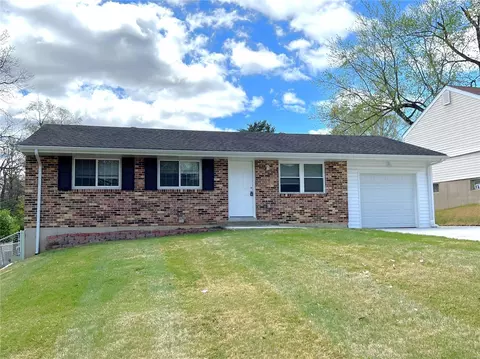 2004 Chariot Dr, Fenton, MO 63026