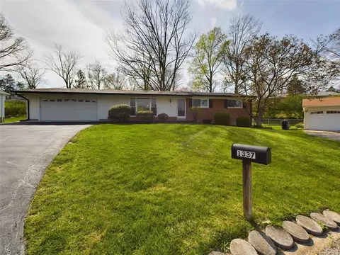 1337 Jeanne Hills Dr, Saint Louis, MO 63146