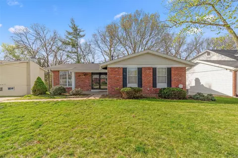 850 Forest Village Dr, Ballwin, MO 63021