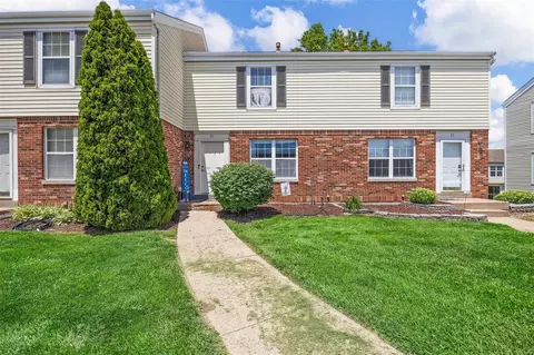 25 Woodlake Ct #B, Lake Saint Louis, MO 63367