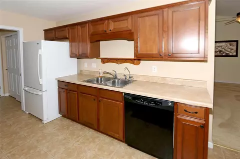 Kitchen - 253 Crystal Ridge Dr, O'fallon, MO 63366 photo 3 of 4