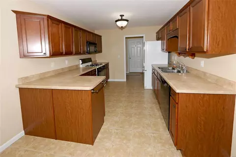 Kitchen - 253 Crystal Ridge Dr, O'fallon, MO 63366 photo 1 of 4