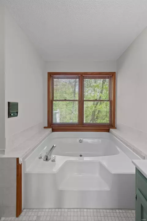 Bath - 18425 Melrose Rd, Wildwood, MO 63069 photo 3 of 6