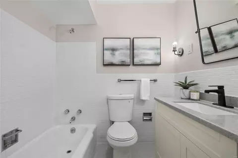 Bath - 925 Dyerdown Ave, Saint Louis, MO 63135 photo 2 of 3