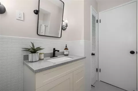 Bath - 925 Dyerdown Ave, Saint Louis, MO 63135 photo 3 of 3