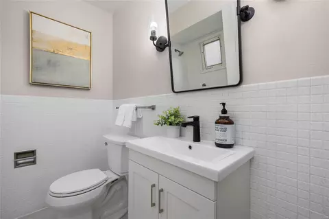 Bath - 925 Dyerdown Ave, Saint Louis, MO 63135 photo 1 of 3