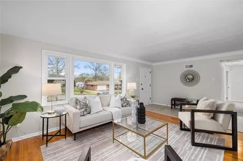 Living - 925 Dyerdown Ave, Saint Louis, MO 63135 photo 3 of 3