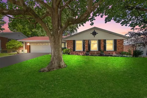 3853 Sunrise Way Dr, Saint Louis, MO 63125