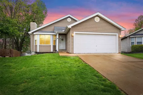 41 Kingspointe Dr, Saint Peters, MO 63376