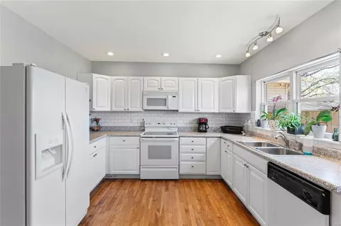 927 Regina Ave, Saint Louis, MO 63125