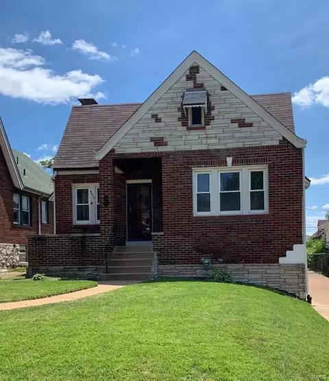 8610 Drury Ln, Saint Louis, MO 63147