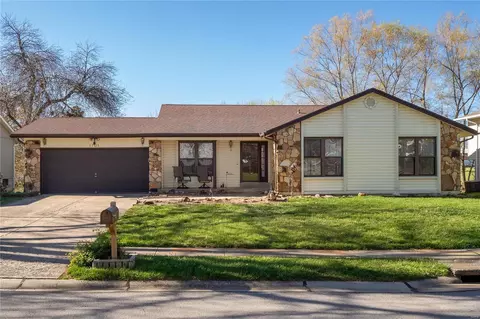 1701 Country Acres Dr, Saint Peters, MO 63376
