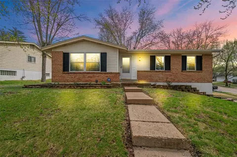 1010 Parkfield Ter, Manchester, MO 63021