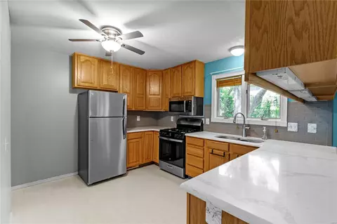 Kitchen - 433 Madrina Ct, Ballwin, MO 63021 photo 2 of 2