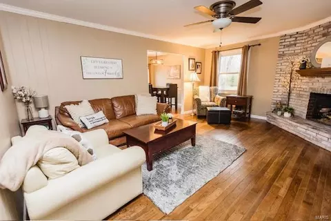 Living - 853 Gardenway Drive Dr, Ballwin, MO 63011 photo 3 of 4