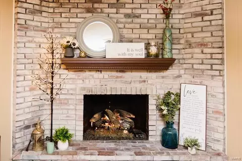 Living - 853 Gardenway Drive Dr, Ballwin, MO 63011 photo 4 of 4