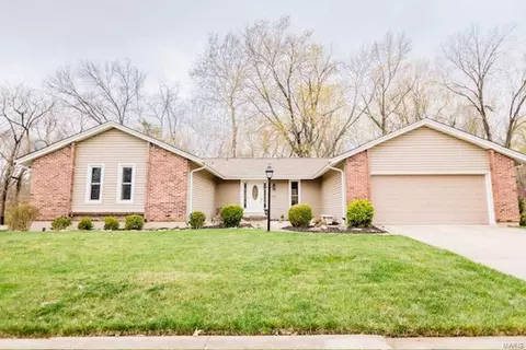 853 Gardenway Drive Dr, Ballwin, MO 63011