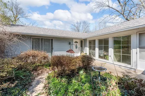 402 Brooktree Dr, Ballwin, MO 63011