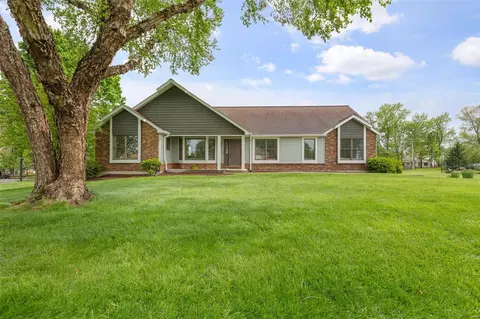 319 Willowpointe Dr, Saint Charles, MO 63304