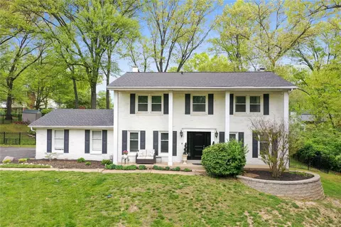 1521 Greening Ln, Kirkwood, MO 63122